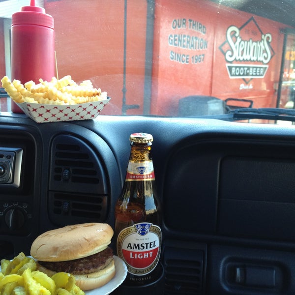 4/27/2013にAndrea M.がStewart&#39;s Root Beer Drive-Inで撮った写真