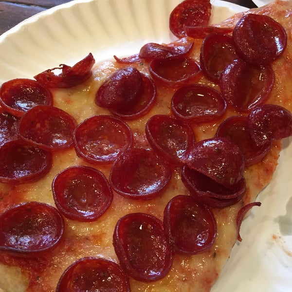 3/9/2019 tarihinde Andrea M.ziyaretçi tarafından Champion Pizza'de çekilen fotoğraf