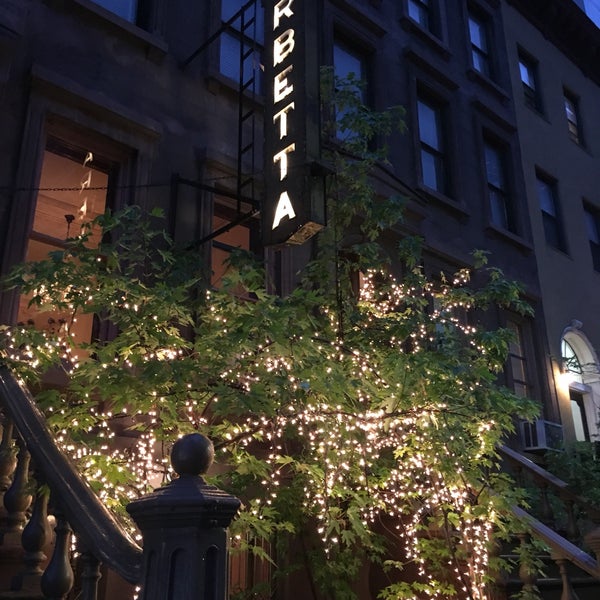 5/17/2018 tarihinde Andrea M.ziyaretçi tarafından Restaurant Row'de çekilen fotoğraf