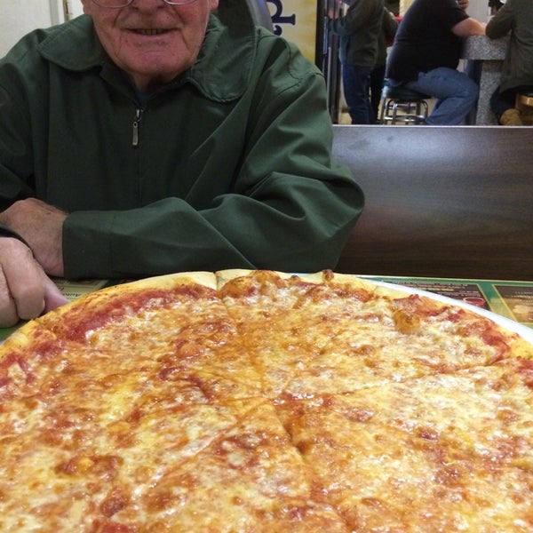 11/8/2014에 Andrea M.님이 San Remo Pizza에서 찍은 사진