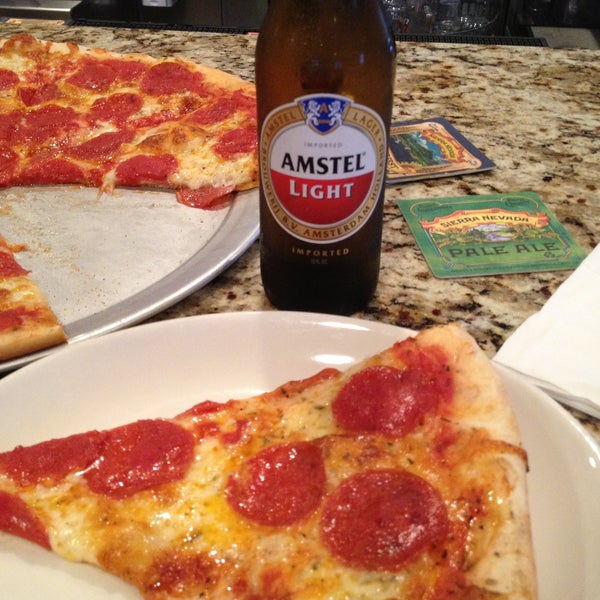 Снимок сделан в Strawberry&#39;s Pub &amp; Pizza пользователем Andrea M. 5/23/2013