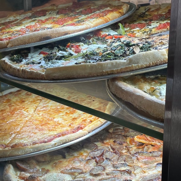 Foto diambil di Bleecker Street Pizza oleh Andrea M. pada 7/1/2023