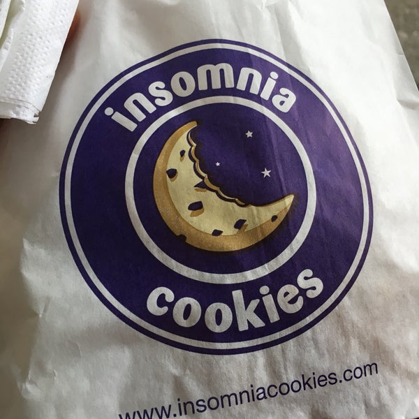 รูปภาพถ่ายที่ Insomnia Cookies โดย Andrea M. เมื่อ 9/29/2018