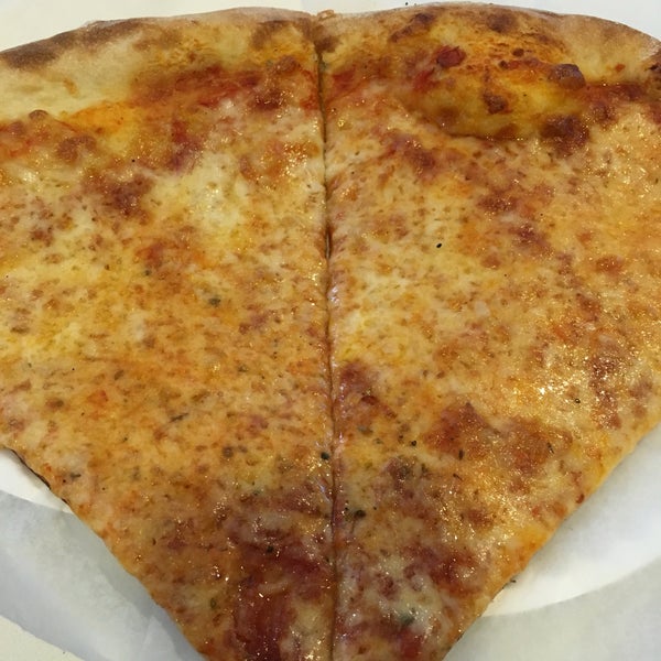 Снимок сделан в Solo Pizza NYC пользователем Andrea M. 8/7/2016