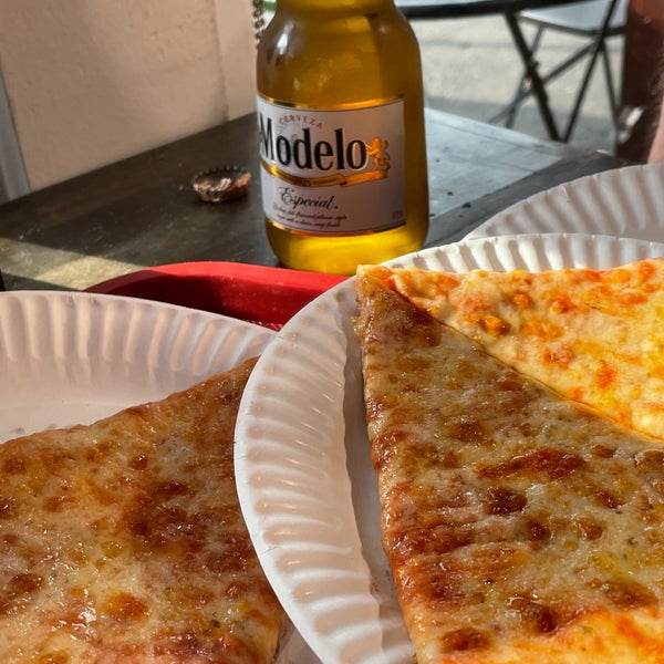 7/1/2023 tarihinde Andrea M.ziyaretçi tarafından Bleecker Street Pizza'de çekilen fotoğraf