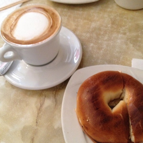 2/16/2014 tarihinde Andrea M.ziyaretçi tarafından Cafe Panino Mucho Giusto'de çekilen fotoğraf