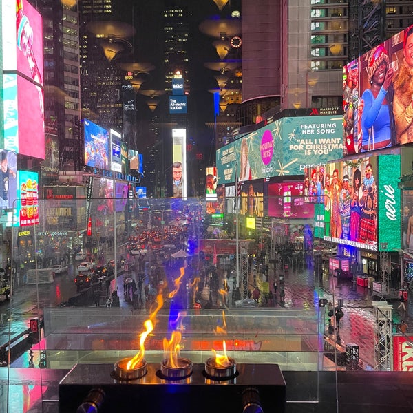 Foto tomada en R Lounge at Two Times Square  por Andrea M. el 12/16/2022