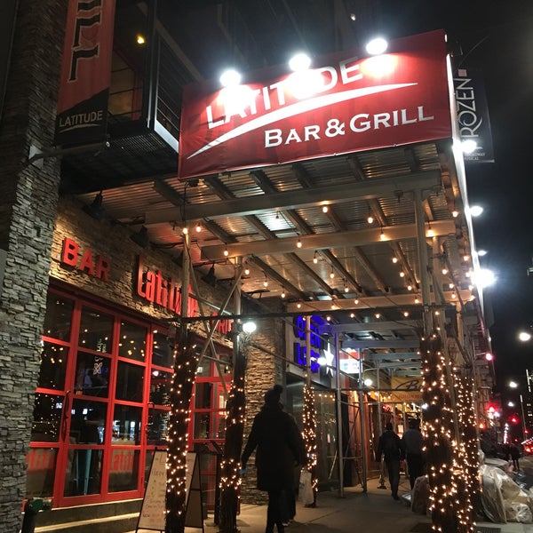 รูปภาพถ่ายที่ Latitude Bar &amp; Lounge โดย Andrea M. เมื่อ 2/13/2018