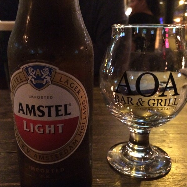 Foto tirada no(a) AOA Bar &amp; Grill por Andrea M. em 4/11/2015