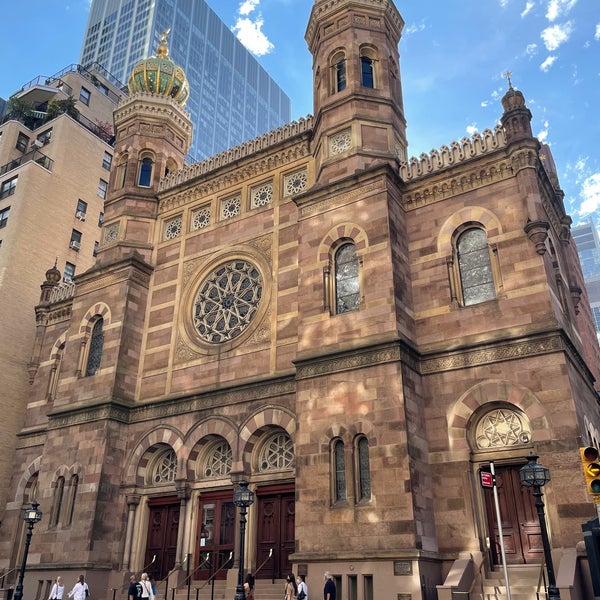 Foto diambil di Central Synagogue oleh Andrea M. pada 7/9/2022