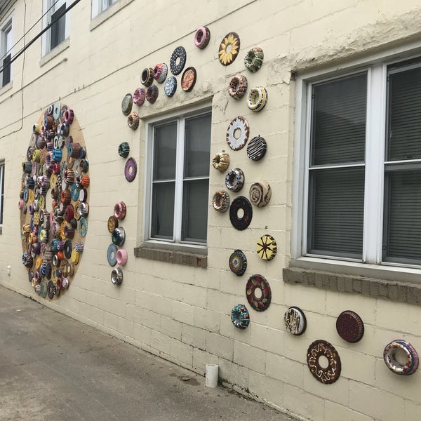 Photo prise au Cops &amp; Doughnuts Bakery par Christina H. le6/10/2018