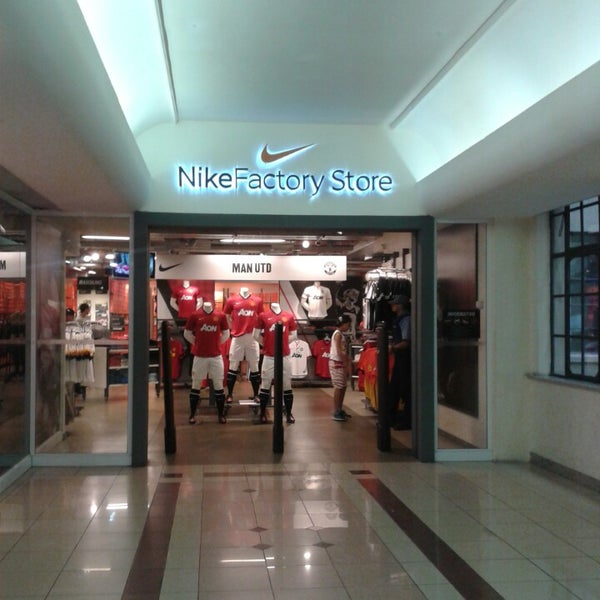 nike store shopping light