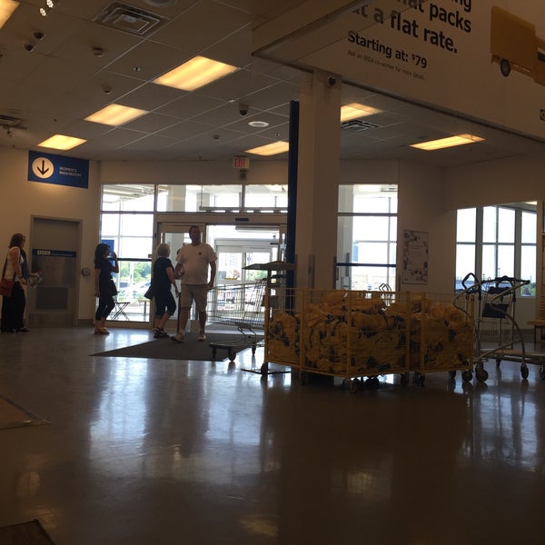 5/24/2016 tarihinde Saad F.ziyaretçi tarafından IKEA Burlington'de çekilen fotoğraf