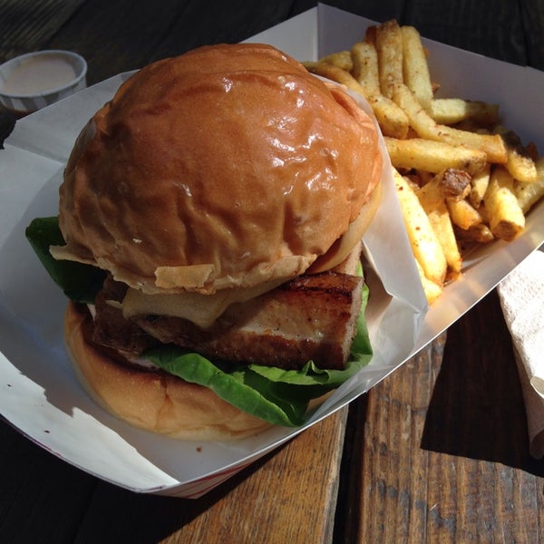 Foto tirada no(a) Konjoe Burger por Lucy S. em 10/4/2014