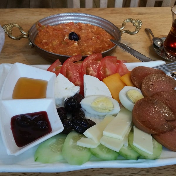 รูปภาพถ่ายที่ Güllüoğlu Baklava &amp; Cafe โดย Bilge Birsu K. เมื่อ 9/6/2016