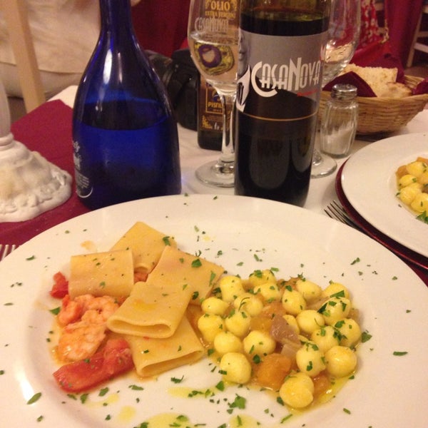 Das Foto wurde bei Casanova Restaurant von Carmen P. am 5/31/2014 aufgenommen