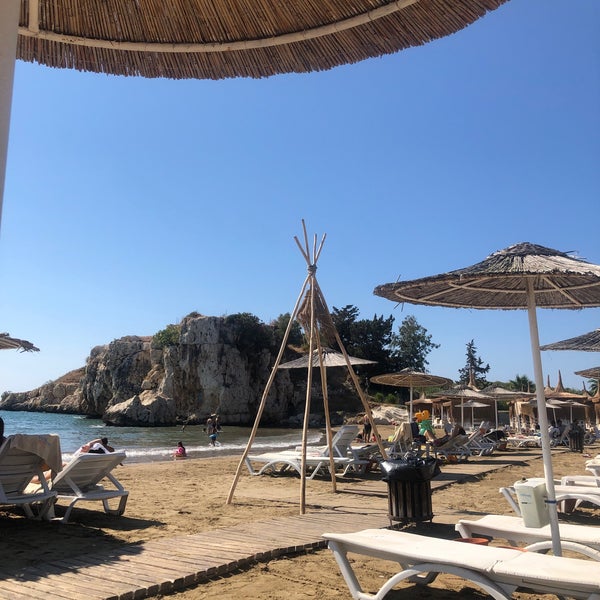 Photo taken at Mavi Beyaz Otel &amp; Beach Club by Damla K. on 8/15/2021