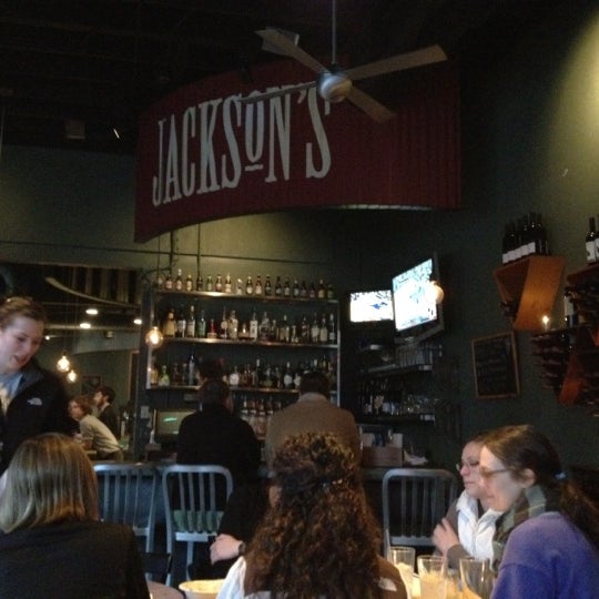 รูปภาพถ่ายที่ Jackson&#39;s Bar &amp; Bistro โดย Ryan B. เมื่อ 3/2/2013