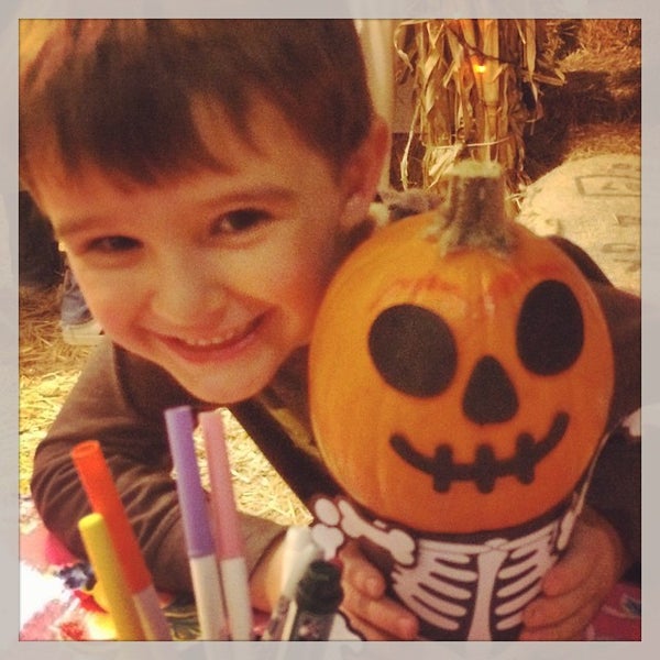 10/18/2014 tarihinde Bradley P.ziyaretçi tarafından Mr. Bones Pumpkin Patch'de çekilen fotoğraf