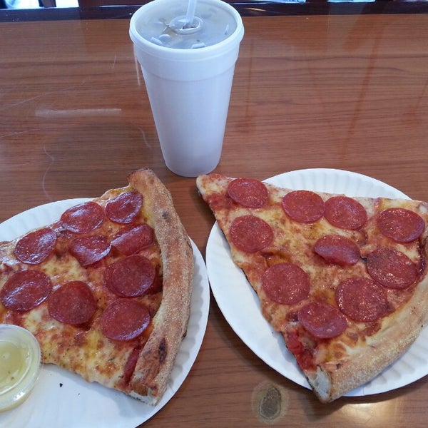 4/24/2014 tarihinde Jarrett H.ziyaretçi tarafından Boca&#39;s Best Pizza Bar'de çekilen fotoğraf