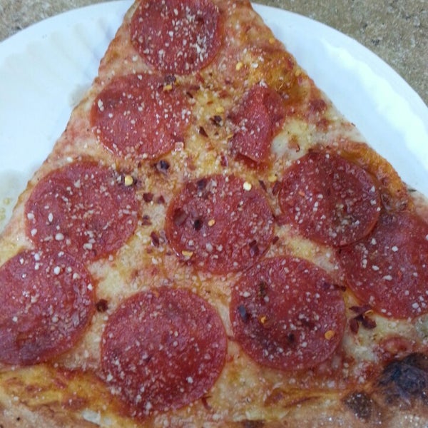 Снимок сделан в Boca&#39;s Best Pizza Bar пользователем Jarrett H. 12/3/2013
