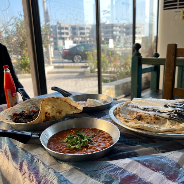 Foto diambil di Emmawash Traditional Restaurant | مطعم اموش oleh A* pada 10/22/2022