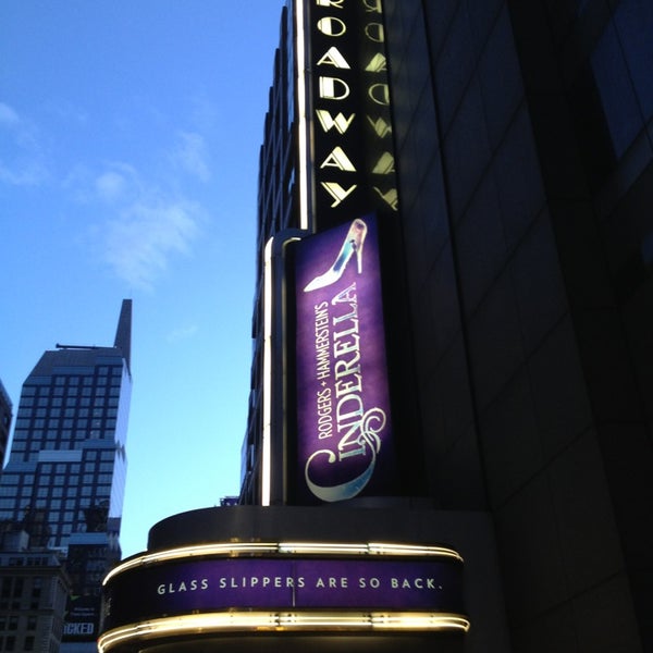 3/23/2013 tarihinde Beth G.ziyaretçi tarafından Cinderella on Broadway'de çekilen fotoğraf