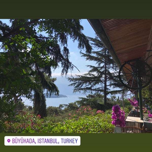 Photo taken at Lunapark Cafe &amp; Restaurant by Seyyah 👣 Yaşam 🌍 on 7/19/2020