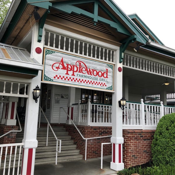รูปภาพถ่ายที่ Applewood Farmhouse Restaurant &amp; Grill โดย Jeff T. เมื่อ 4/20/2019