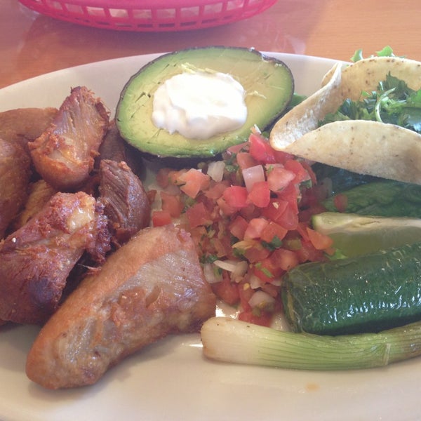รูปภาพถ่ายที่ Spanish Flowers Mexican Restaurant โดย Julia M. เมื่อ 3/17/2013