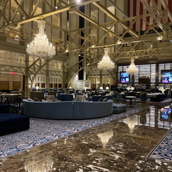 รูปภาพถ่ายที่ Trump International Hotel Washington D.C. โดย H B A เมื่อ 11/22/2021