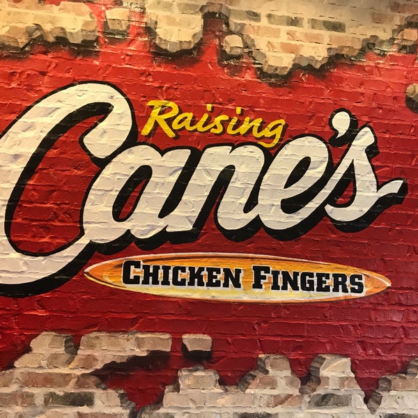 Foto diambil di Raising Cane&#39;s Chicken Fingers oleh Melissa M. pada 7/22/2018