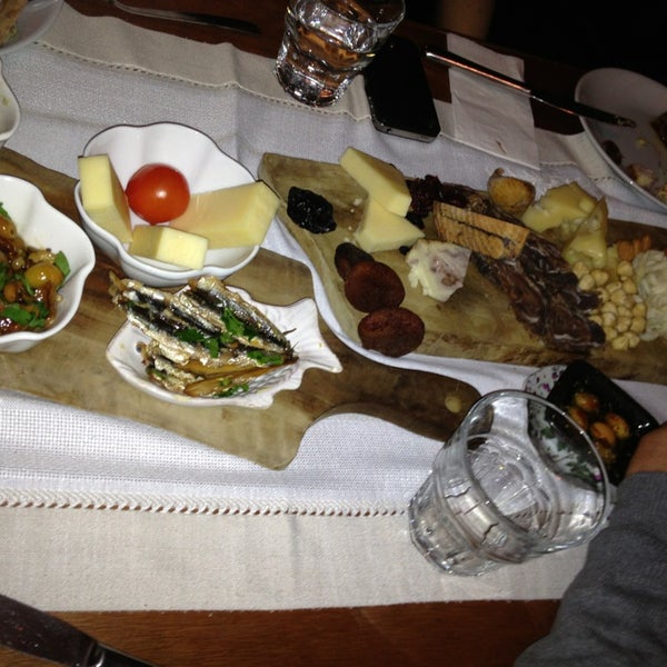 Foto tirada no(a) Dai Pera Istanbul Cuisine por Çiçek İ. em 1/19/2013