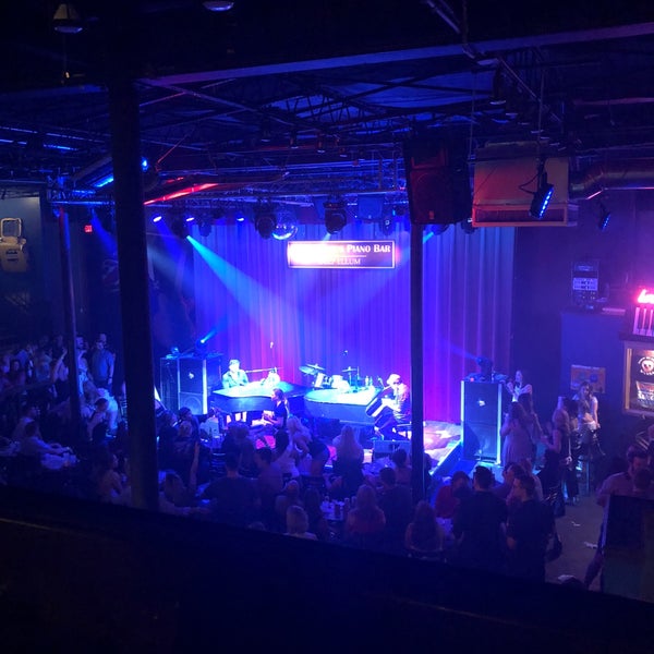 รูปภาพถ่ายที่ Louie Louie&#39;s Dueling Piano Bar โดย Maggie S. เมื่อ 8/26/2018