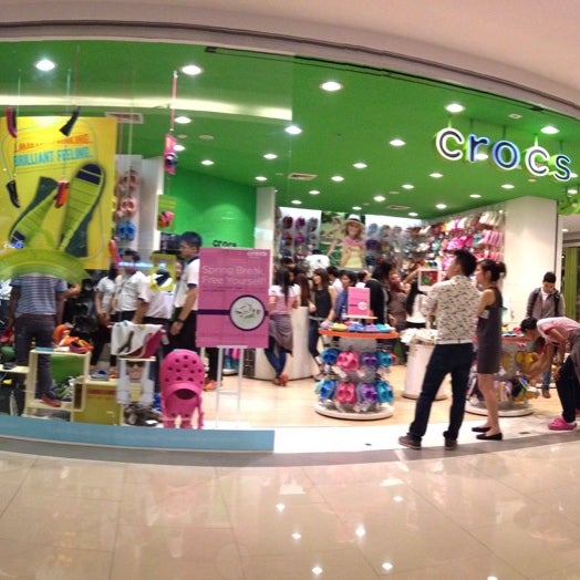 Crocs top central world