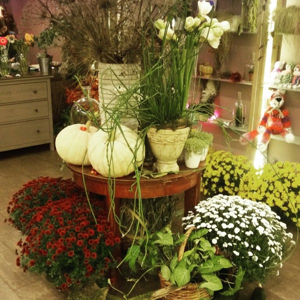 รูปภาพถ่ายที่ Студия флористики и дизайна «Fleurs Royales» โดย Олег Б. เมื่อ 10/30/2015