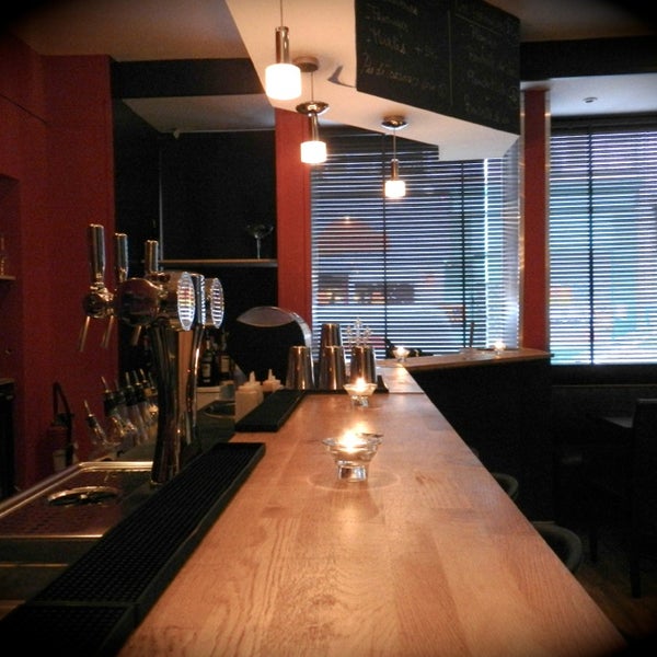รูปภาพถ่ายที่ Hypnose Cocktail Bar โดย Cherif K. เมื่อ 6/23/2013