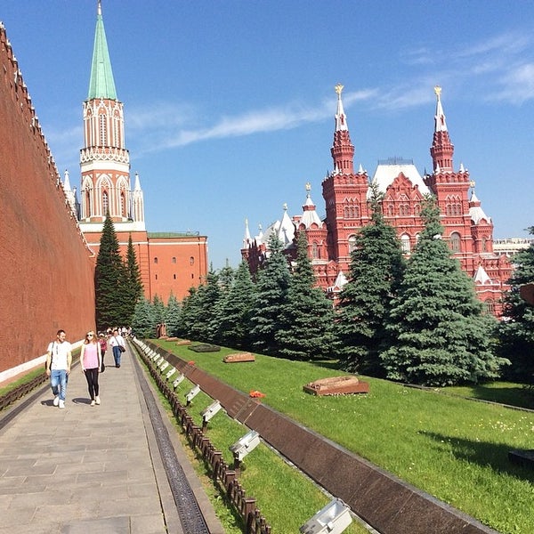 Высота стен кремля. Некрополь у кремлёвской стены, Москва, красная площадь. Некрополь у кремлёвской стены красная площадь. Высота кремлевской стены. Кремль с высоты.