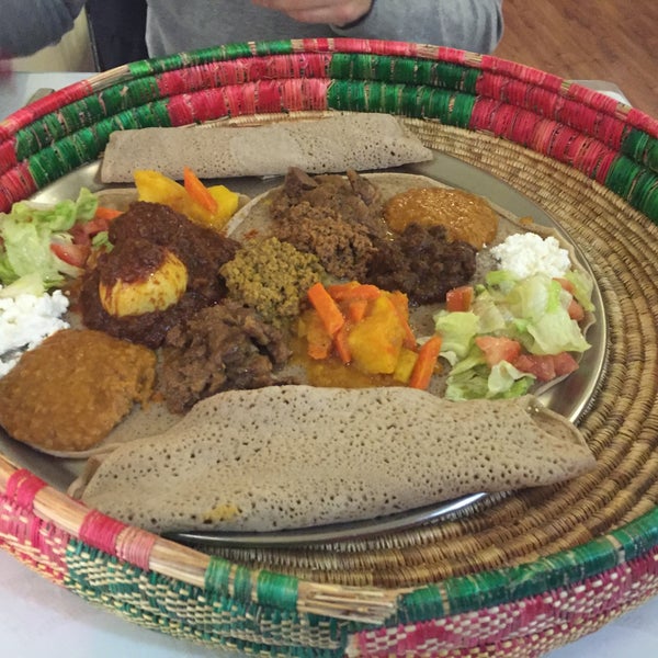 El menú degustación esta bien para probar un poquito la cultura etíope, está servido con mucho encanto pero la calidad dejo que desear. ¿De beber? Tej, ni lo pienses!!!