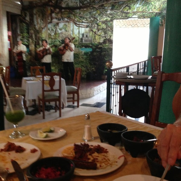 รูปภาพถ่ายที่ Restaurante Labná โดย Daniel E. เมื่อ 1/13/2013