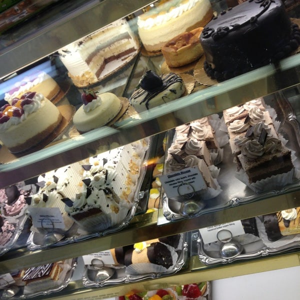 3/9/2013 tarihinde Bona C.ziyaretçi tarafından Lutz Cafe &amp; Pastry Shop'de çekilen fotoğraf