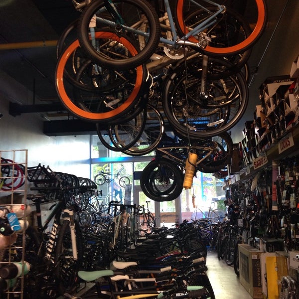 10/30/2014에 🦁 ☀.님이 Miami Bike Shop.Co에서 찍은 사진