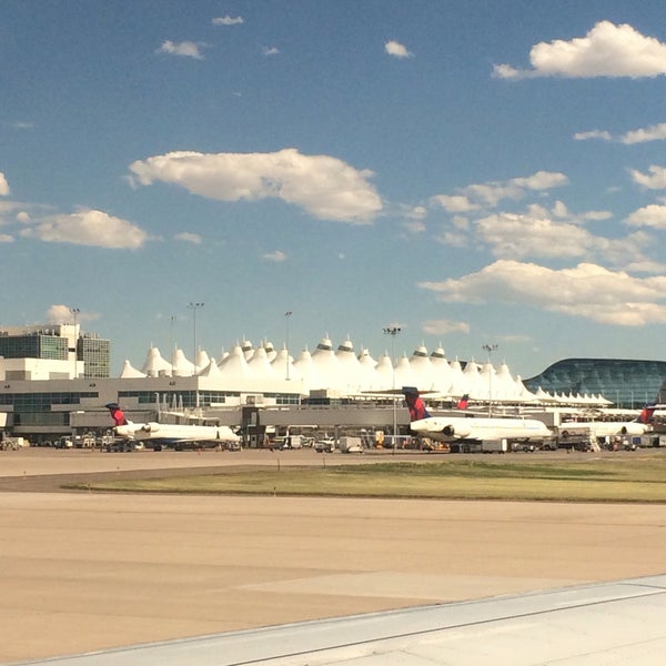 Foto tirada no(a) Aeroporto Internacional de Denver (DEN) por Dave V. em 7/10/2016