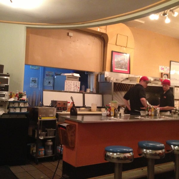 Foto diambil di The Uptowner Café on Grand oleh Jeff R. pada 1/26/2013