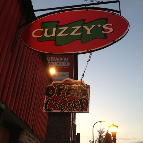 รูปภาพถ่ายที่ Cuzzy&#39;s Grill &amp; Bar โดย Jeff R. เมื่อ 7/21/2013