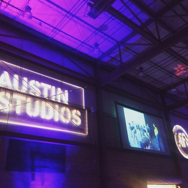 รูปภาพถ่ายที่ Austin Studios โดย Melody L. เมื่อ 11/13/2015