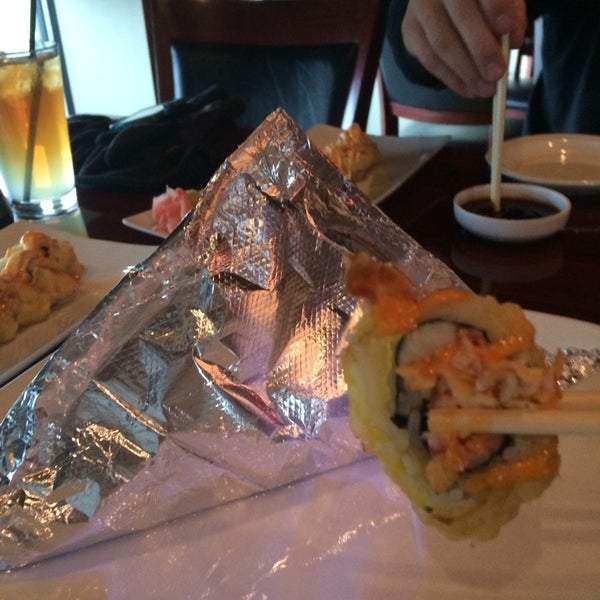 รูปภาพถ่ายที่ Sushi On The Rocks โดย 🌺Chalene B. เมื่อ 11/26/2013