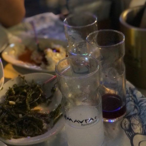 Foto diambil di Mavra Restaurant oleh İdil A. pada 5/28/2022