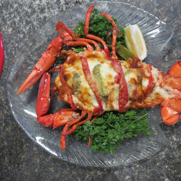 Must order the lobster Savannah, stuffed with scallops, shrimp & mushrooms, topped with crackers, cheese, roasted red pepper & Newburg sauce. As seen on Food Paradise: Manliest Restaurants 2.