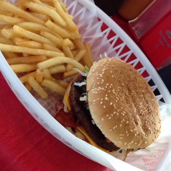 Das Foto wurde bei PicNic Burger Grill von Arturo Y. am 5/22/2015 aufgenommen